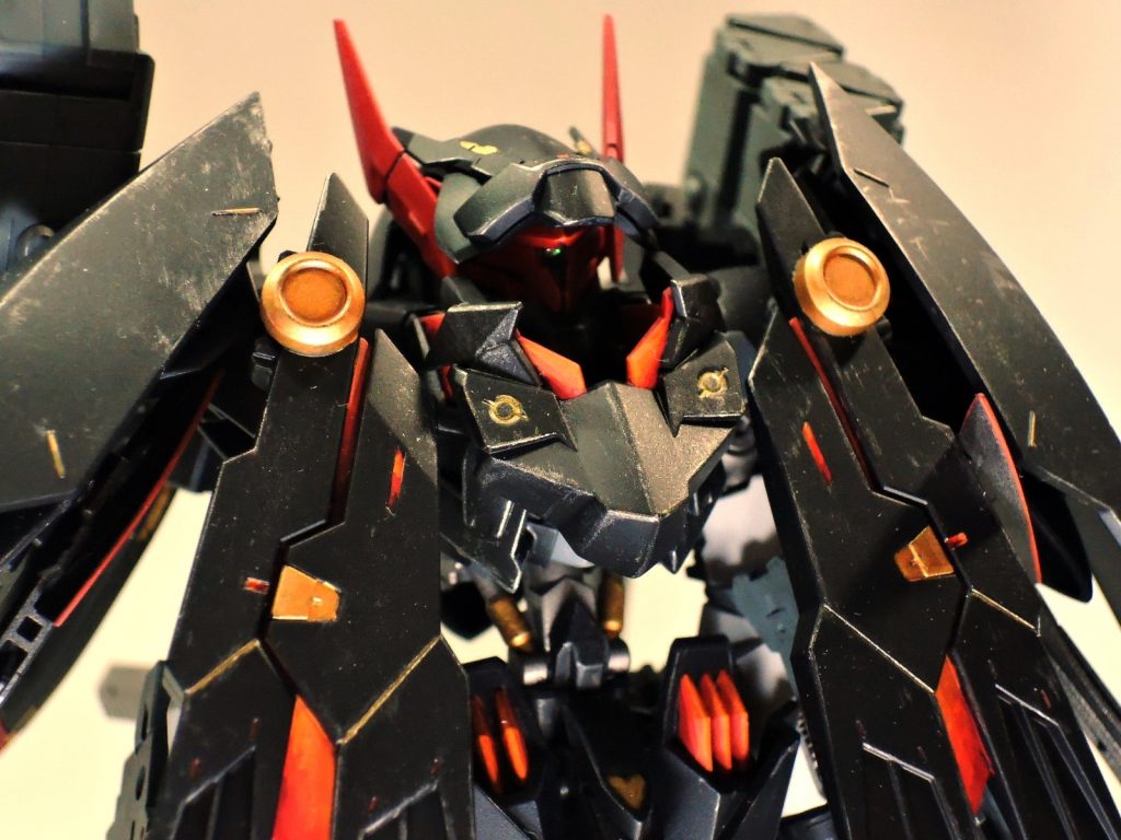 ナノラミネートフルコート
全身に追加装備された増加装甲。
元々本機に搭載されていたナノラミネートコートを使用した追加装甲。
元々高かった本機の防御力が更に高められ鉄壁の城塞ともいえる防御力を誇る。
しかし機体重量が増加し機動力が失われたため素体の状態から強化を施し追加で推進器とプロペラントタンクを増設その結果乗り手の負担を考慮しないモンスターマシンとなってしまった。追加装備を任意でのパージが可能で身軽になることで更に機動力が増加する。