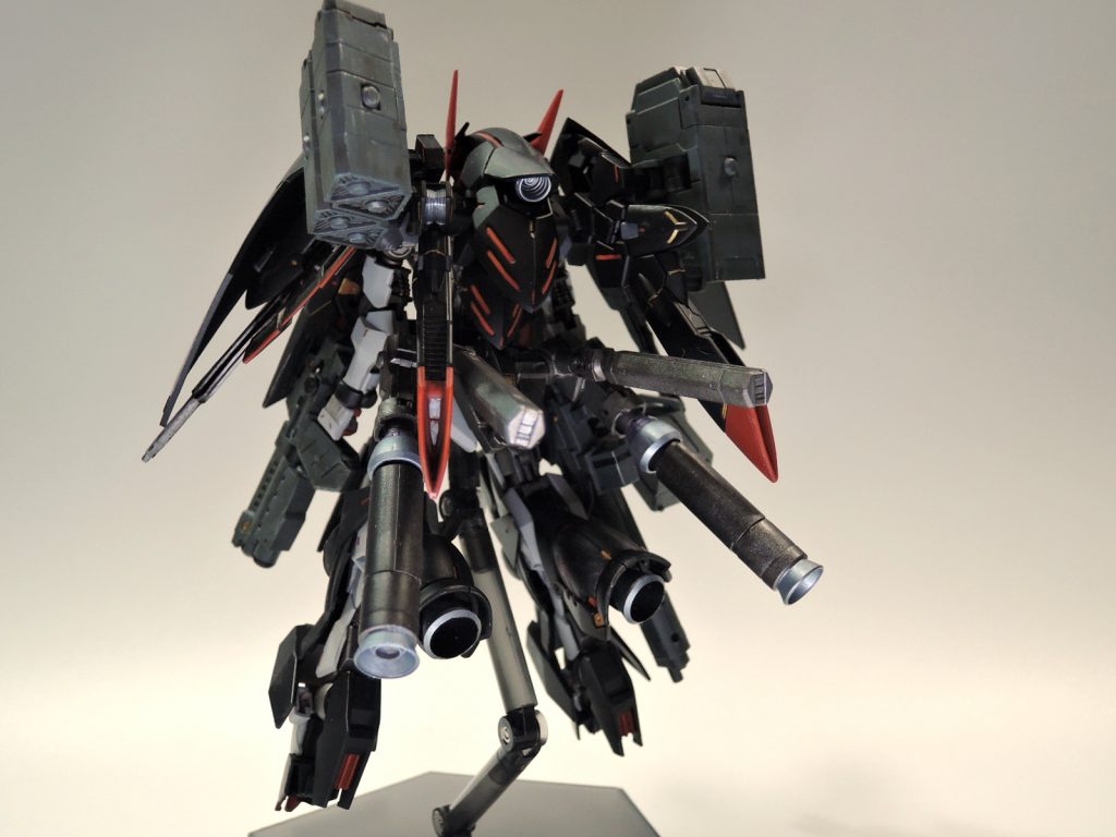 6連ミサイルランチャー右背部に装備されている武装。衝撃力の高い中型ミサイルを6発内蔵している。打ち切り後はパージされる武装マルチミサイルランチャー左背部に装備されている武装。大型ナパームミサイル2発と小型ミサイルを6発内蔵している。 打ち切り後はこちらもパージされる。