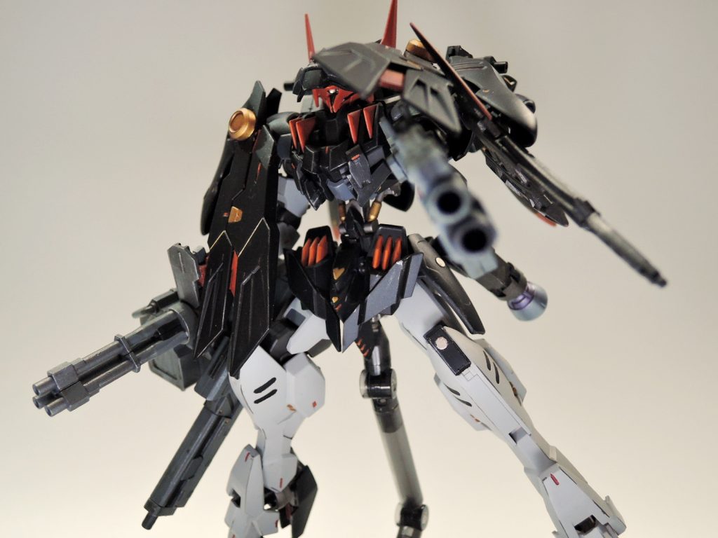 120mmガトリングガンMSの標準ライフルクラスの弾丸を高速で撃ち込む射撃武装。当て続ければナノラミネートアーマにも効果がある。 バーストショットガン着弾と同時に炸裂する特殊弾頭を使用したフルオートショットガン。装甲を吹き飛ばし内部機構にダメージを与える武装。銃身下部にグレネードランチャーを装備。