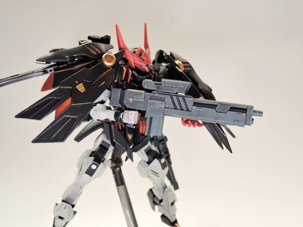 150mm徹甲ライフル右腰部に懸架される射撃武装。MSのフレーム材を加工した特殊弾頭を撃ち出す対装甲ライフル。
ダインスレイブよりも使い勝手は良いが弾丸の精製に手間がかかる試験装備。