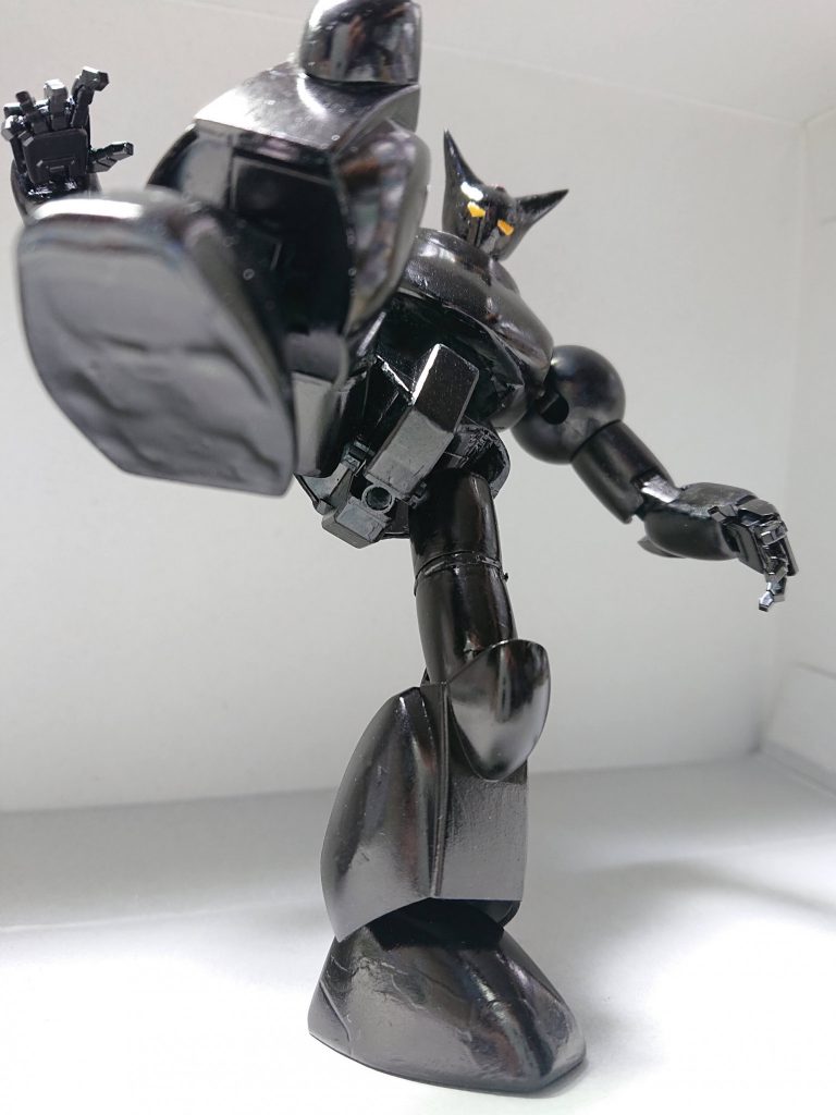 アクションポーズスタンドが無くても安定感が良いのでこのように、片足のポージングも余裕で出来ます。