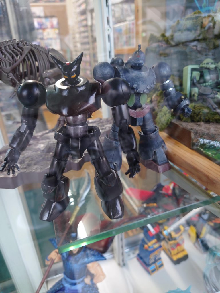 近所の模型店に展示させて貰えました。以前制作した鉄人との2shotです。