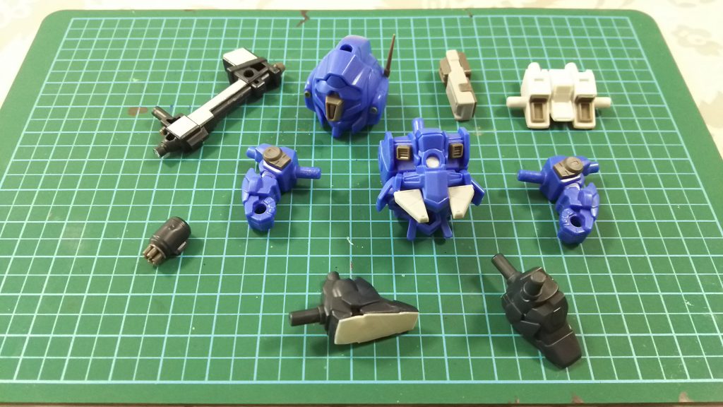 各所の3mm穴を埋めたり、装甲やバーニア、インテーク等を追加したり、錘付加のついでに足裏を塞いだり。