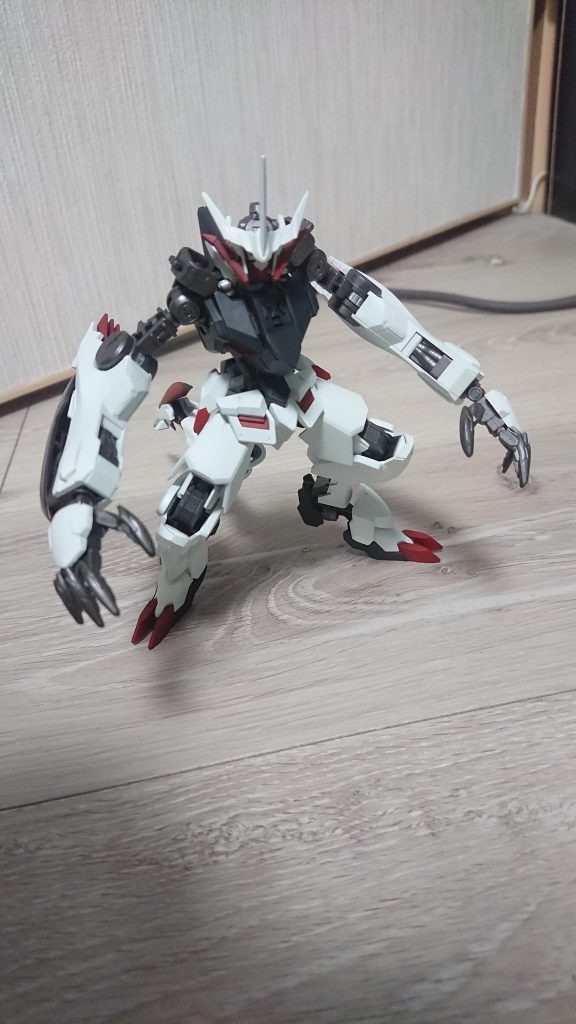 汚し前主な改造点は太ももの大型化、カカトのつかない足周り、バックパック、テールユニットの作成です。ガンダムフレームの可動域とテールユニットの重量のお陰で大胆なポージングが出来てよかったです。使用キットは主にバルバトスとルプスレクス、一部にジンクス。テールユニットにはハイゴッグとハシュマルを使用しました。