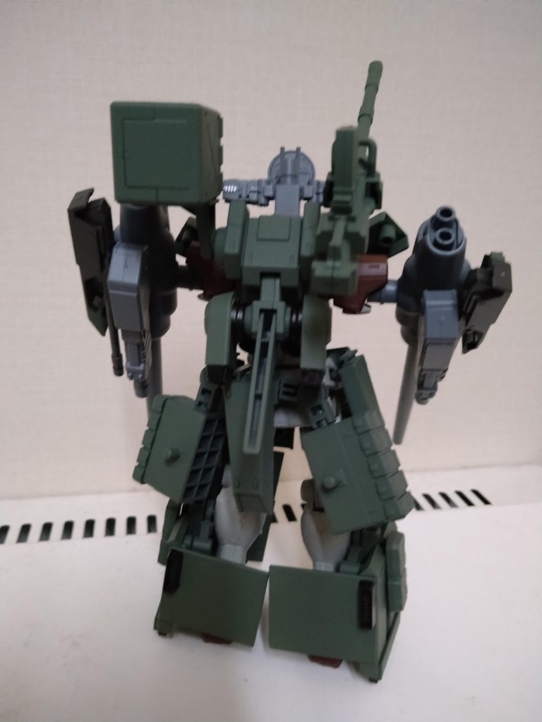 バックパックの上からEG-SRのバックパックを更に装備。脚部のホバーシステムと本来のバックパックと合わせて機動性を確保。