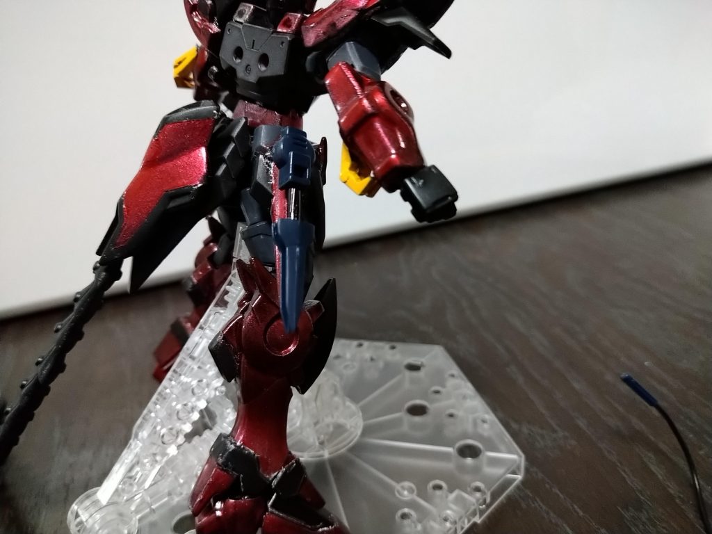 旧キットエピオンのクローを瞬着ソードの基部をピンバイスで結合シールドは磁石でついていて、尻か左腕に着きます