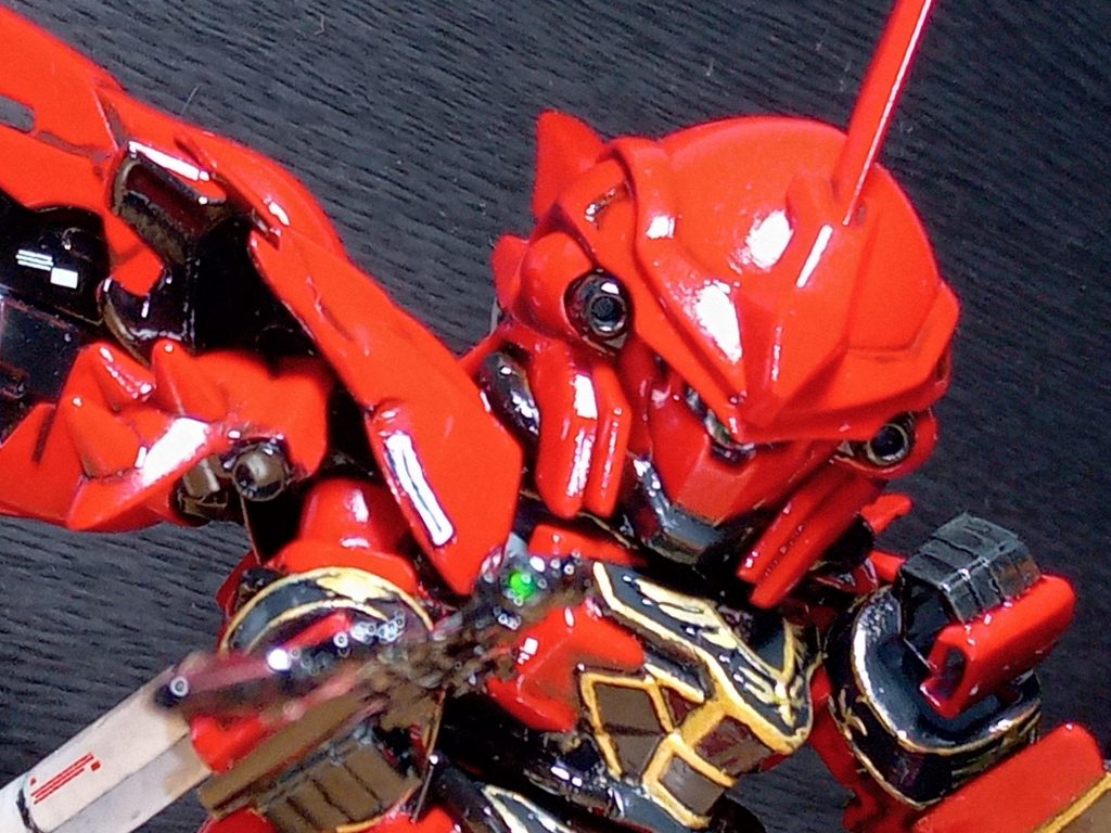 盾裏側のジョイントを削って 脛パーツは使わないでボールジョイントふたつを合体させたアレイ型パーツで胴体と足首をくっつけてます