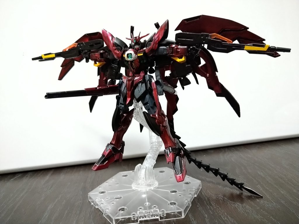 トレーズ閣下の思想には反するのですが、射撃兵装が無かったので、バスターライフル、レールガン☓2、ハンドガンを追加してます元がウィングゼロなのでローリングバスターライフルも出来ますこの写真でわかるものでは、エピオンウィングのほか、胸中央の白いパーツと、フロントスカート中央の赤いパーツが旧キットのものでベースキットをくり抜いて移植してます