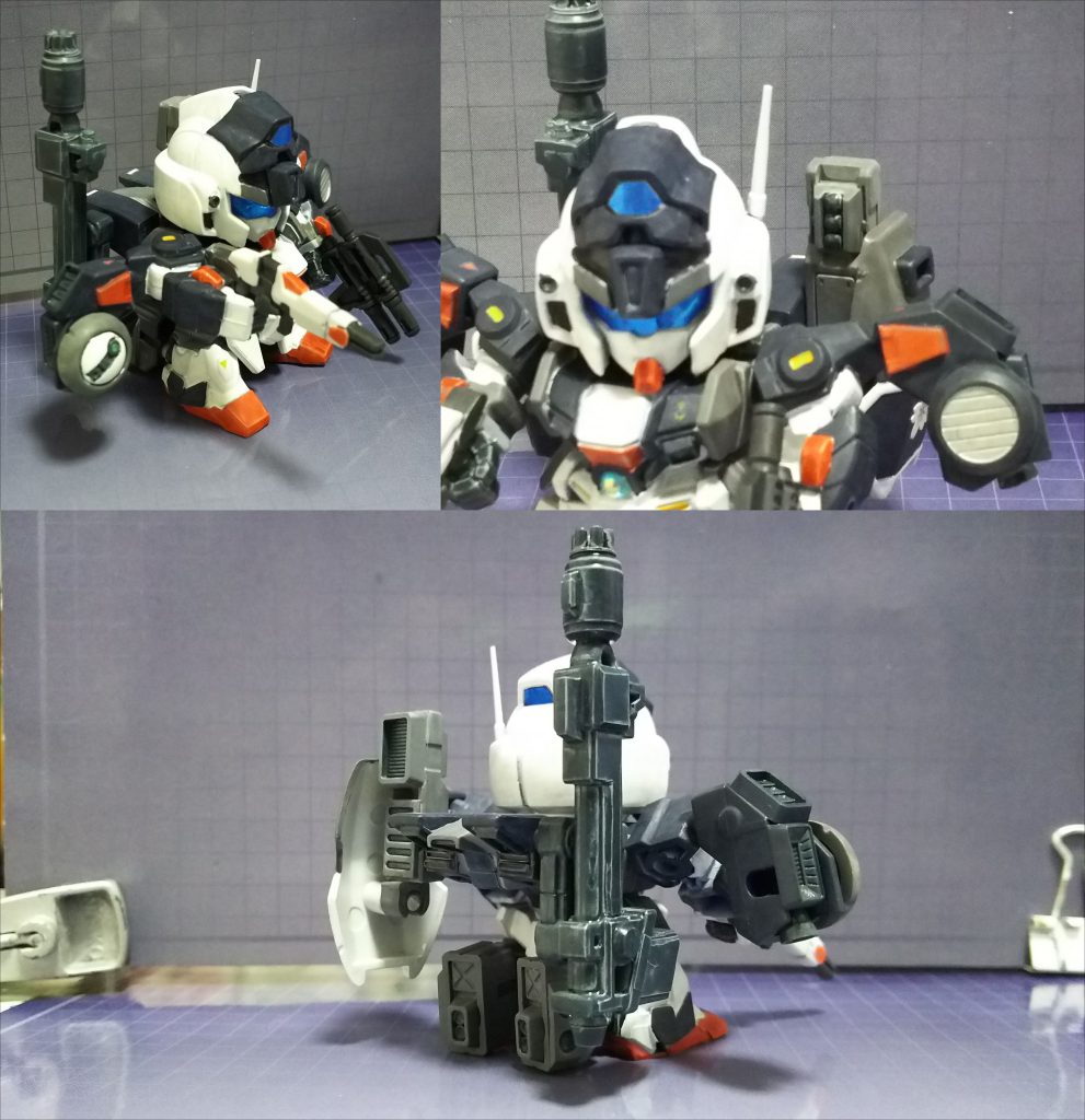 両肩の増設機動ユニットは右に射撃管制レドーム、左にフィールド発生装置を装備。背面の増設バックパックには右にガトリングガン、左にミサイルポッドを装備。脚部の増設機動ユニットは接地安定性の改善も兼ねています。