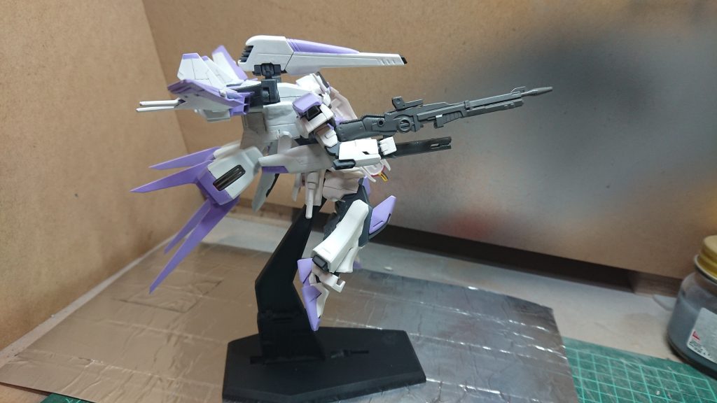 ストライカー以外もジャンクパーツでブースターとか付けてます。ライフルもジャンクとストライクのライフルから作ったはず。シールド裏塗ってない…