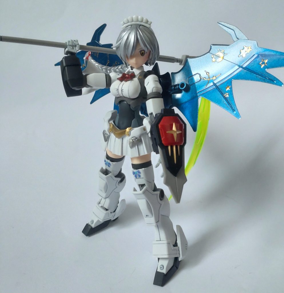 普段の組み合わせですと肩アーマーやバックパックも付けていましたが、今回は手足しか残っていなかったのでSDのデスサイズヘルからアクティブクロークを持ってきて取り付けています。