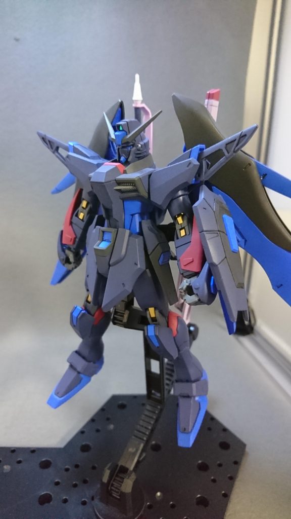 まずは素立ちから(ベースで浮かせてますが.......)。配色は基本的にライスちゃんの勝負服をイメージ。さらに機体各所に彼女の象徴といえる