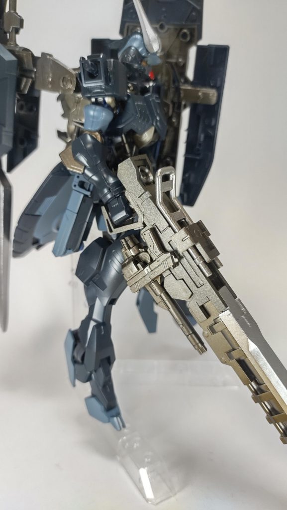 武装3  マルチレールガン  下部に小口径ガトリング側面にハンドガンが着いている