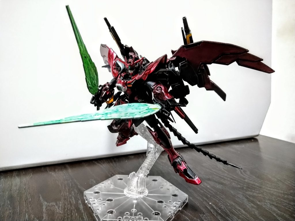 背中のソード☓2を抜刀して旧キットエピオンの重要パーツをラッカーパテで溶かしてしまい、悔しい思いをしたので急遽もう一つ買い、ソードが増えたおかげでできる所業ですソード、ガンダムマーカーで塗ったのですがマダラですね