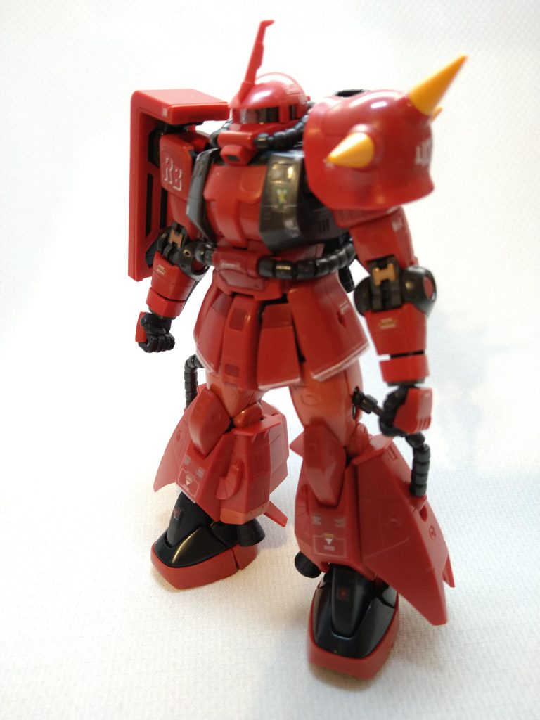 ザクは曲面が多いのでヤスリ掛け難しいですね。脚と肩は本当に大変でした。