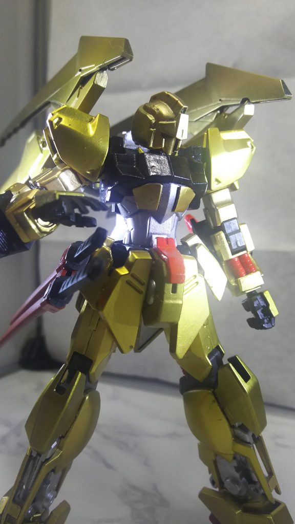 背部の翼はフレキシブルに動かすことが出来、飛行・滞空・滑空など様々な用途に用いることが可能。金の装甲によって施されたビーム耐性は目を見張るものがあり、並のビームライフル程度では塗膜を削るとこすら出来ない。幼馴染みには「実弾は耐えられないんじゃない?」と問われるも、「お前が守ってくれるんだろ?」と返し、「……私だって、守ってほしい」とカウンターを決められて撃沈したとか。