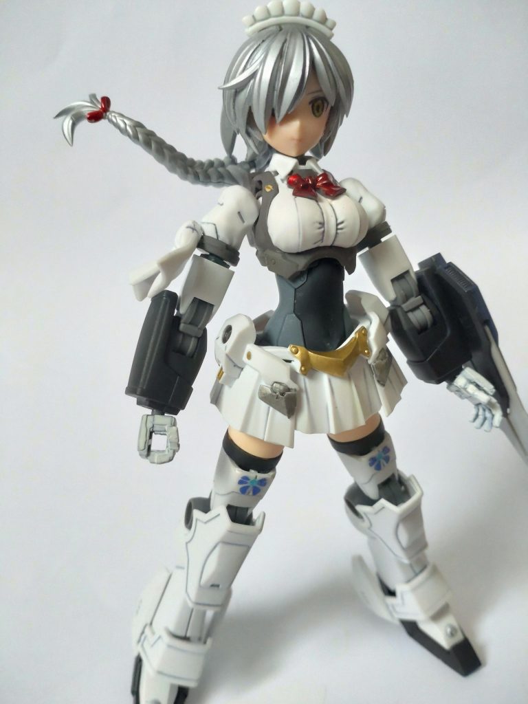 頭部もアンテナ無しだと寂しかったので、パイロットのデュオをモチーフに三編みを付けてみました。