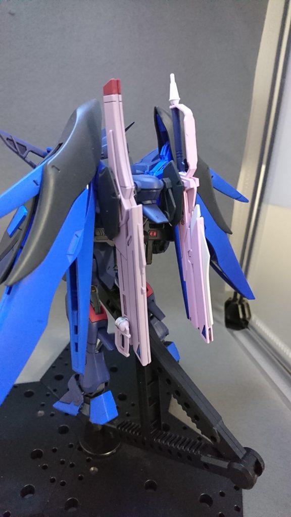 後ろ姿。今回はこのサイトでもよく見かける「萌えキャラの姿を投影したガンプラ」なのですが、髪色については見栄えが悪くなりそうだったので反映させませんでした。その代わり、一部の武装に瞳の色を反映させました。