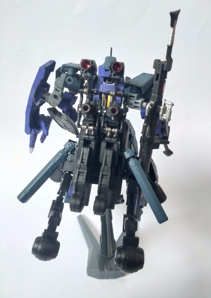 背面より。バックパックと腰アーマーにブースターを追加、武装は好きなヅダを少し参考にしています。