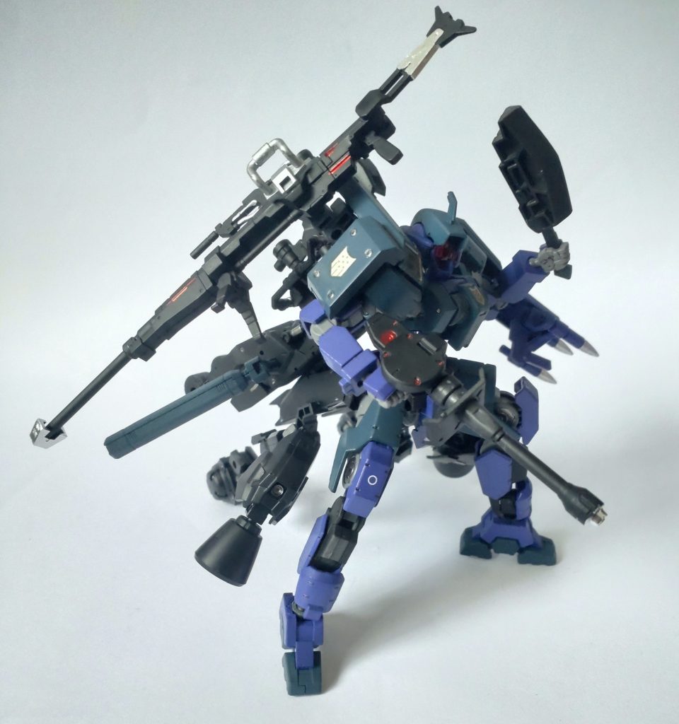 アックスとマシンガンでポージングです。脚部に大型ブースターを直付けでは無く、腰からアームを伸ばしていますので干渉無くポージング出来ます。