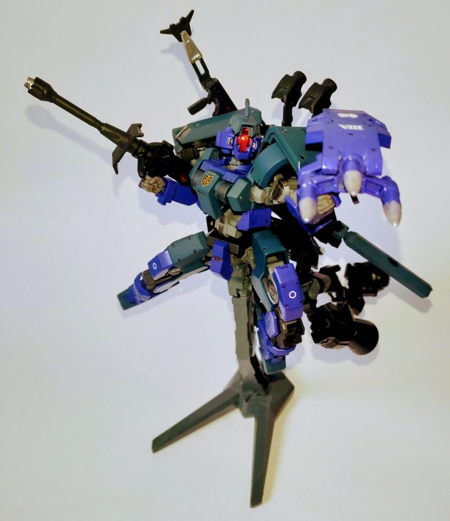 肩のシールドは取手を内側に付けていますので、スパイクで打突攻撃が出来ます。