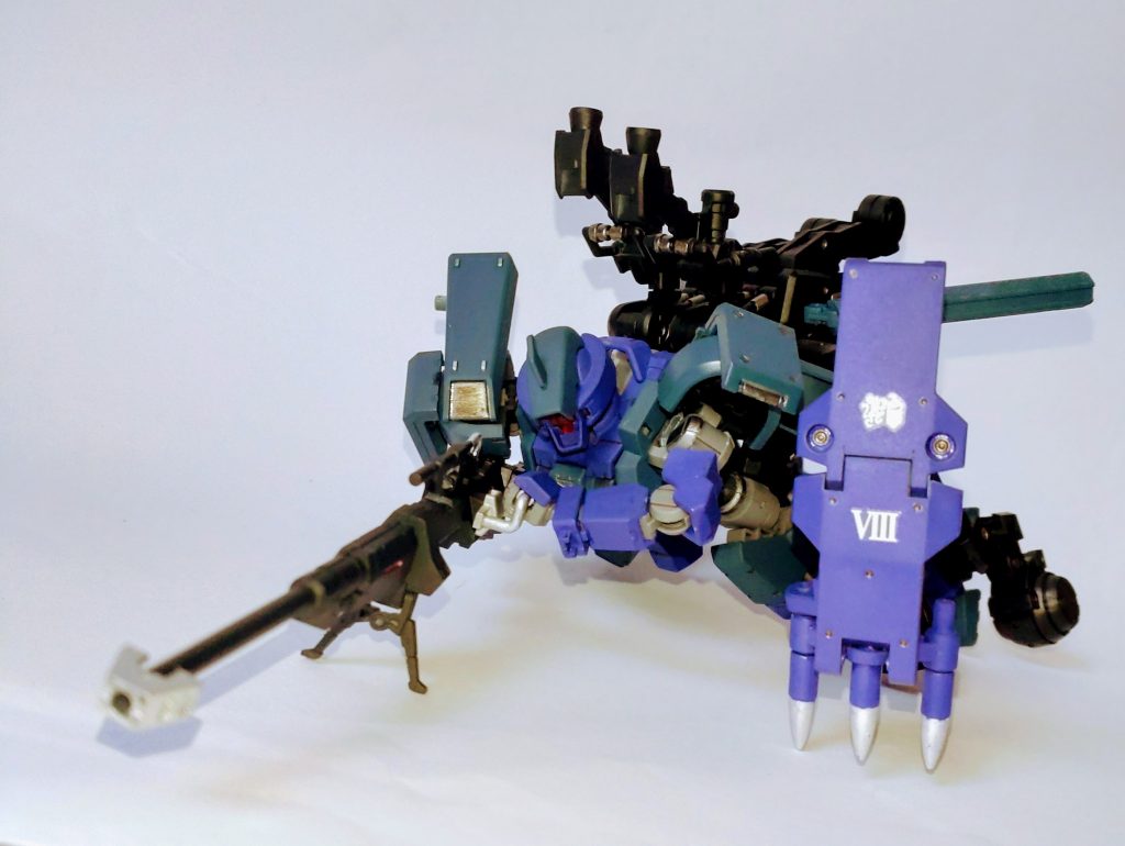 スナイパーライフルで狙撃のポーズです。