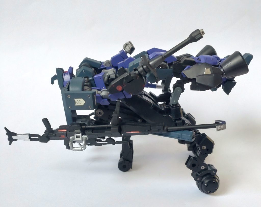 スペースクラフトのパーツは車輪っぽい形状ですので、ビークルに変形出来ないかなと思いイジっていましたが、今回は渋めがテーマと思い中断。何か緊急搬送されてそうなポーズになってしまいました。格納庫移動中と考えれば有りでしょうか。ご閲覧、ありがとうございました。