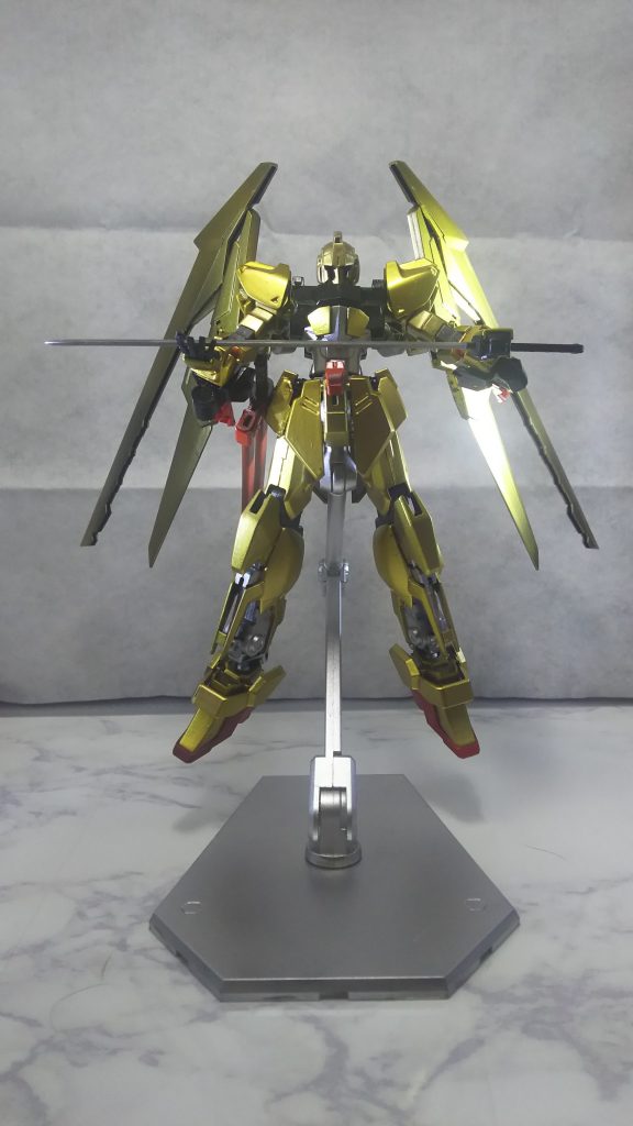 腰に下げられた二振りの日本刀型のブレードに刀身は存在しない。鞘の中にプラフスキー粒子が充填されており、抜刀と同時に刃が形成され、どのような強固な装甲・盾でも切断することができる。モチーフはνガンダムのサーベル。幼馴染みには「普通のビームサーベルのほうが取り回しよくない?」と疑問を持たれたが、「刀は男の浪漫である」と力説し、「そっか、浪漫なら仕方ないね」とはにかんだ笑顔で返されたため少年は撃沈したとか。