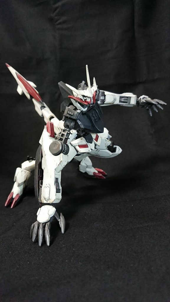 本機は厄祭戦時に失われたと記録されていたが、火星のとある資源採掘場で偶然発掘され、密かに保管されていたとかなんとか。発見時大きな損傷はなく、阿頼耶識も健在だったが、肩から上腕部にかけて装甲が失われていた。発見後機体はただの骨董品MSとしてその地域の小さな民間軍事会社に売り飛ばされており、そこでスペースデブリの子供が乗せられ違法な仕事をしてるとか。