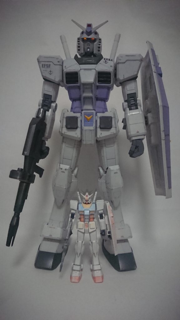 一番くじで一緒に当たったEGガンダム(色鉛筆塗装済み)を一緒に飾ってみましたが大きさが際立ちます!家の棚に飾るところがなくてどうしたものか…
