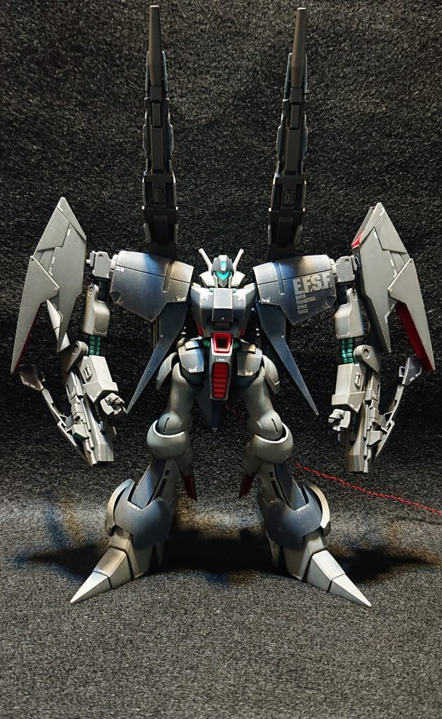 工作としては平面のヒケ処理、合わせ目消し、肉抜きのパテ埋め、肘と膝の後ハメ加工とバイザーにLEDを仕込むため、頭から腰にかけて、内部に配線するための開口等を行いました。リード線は全て可動軸の中心を通しているため、可動域も確保したままです。