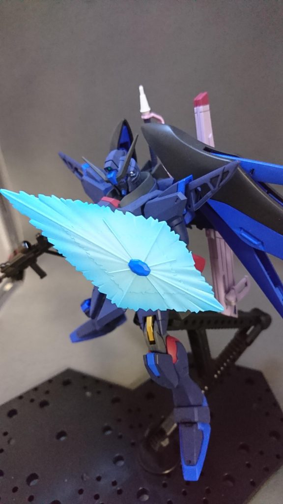 ソリドゥス・フルゴール(ビームシールド)展開。今回はビームエフェクトにグラデ塗装を施してみましたがどうでしょうか。個人的にはそこそこ上手くいったつもりです。ちなみにフラッシュエッジ2については肩から抜いた時に剥げたので撮影していません。すいません許して下さい何でも(ry