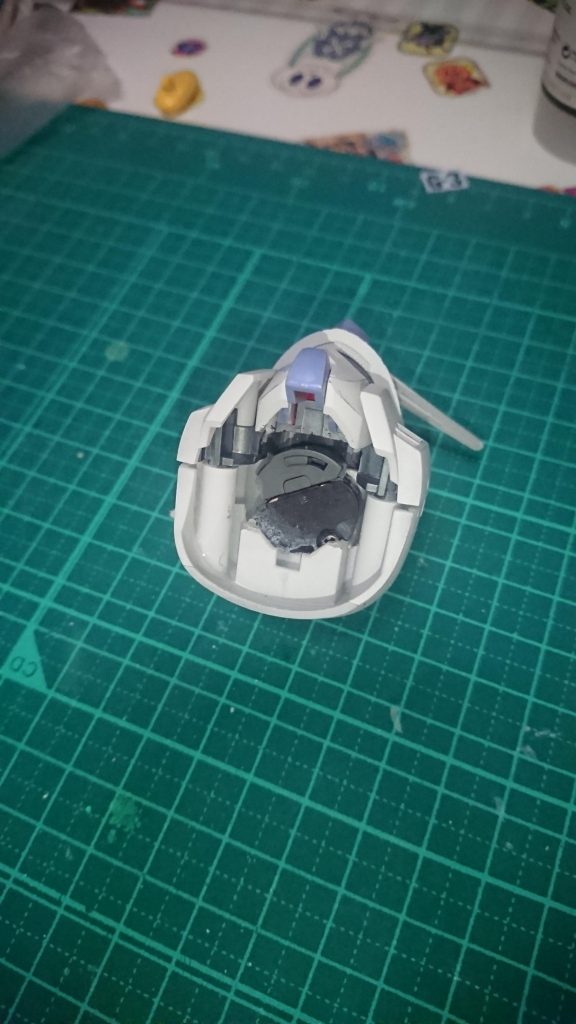 頭部にはガンプラ用LEDユニットを仕込んで目が光るようにしています。初めてのLEDで勝手が分からなかったのですが、裏側の色を白のままにしておくと光らせたいクリアパーツ以外の場所にも光が漏れてしまうという失敗…LEDを仕込むときは裏側は黒で塗装して光が漏れないようにしないといけないと反省;