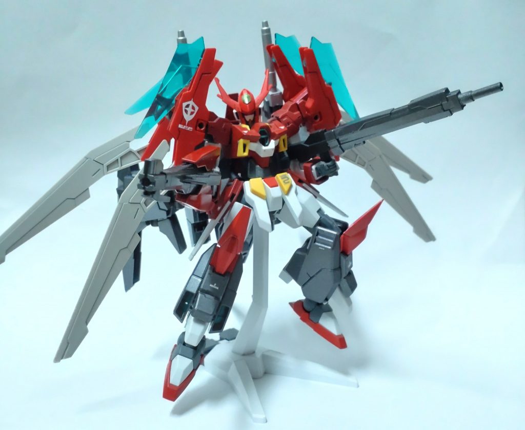 両手にトライエイジマグナムの手甲を付けていますのでビームサーベルも使えますが、メイン武器は2丁のライフルになるかと思います。ただ、肩のライトニングウェポンシステムmark3の羽は大型でカッコいいのですが、武器を構えたりするのには少し邪魔になりそうです。