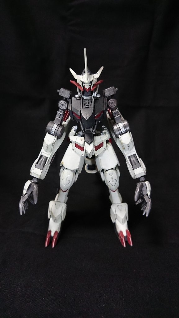 機体設定全72機存在するガンダムフレーム機の中で57番目に建造された機体で、ガンダムフレームの中でも割と後期に建造された為、汎用性は求めず実験的な機体として建造された。地上での接近格闘戦のみに特化されていて、建造時から携行武器はないとされている。