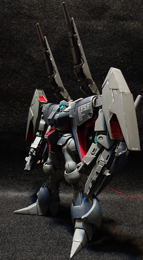 塗装はスラスター等をレッド、動力パイプをエメラルドグリーン、スネのモールドを黒、膝裏のシリンダーを金と銀、エアロアーマー裏等をグレーに塗りました。バイザー内のLEDも白いLEDにクリアーグリーンとクリアーブルーを塗っています。