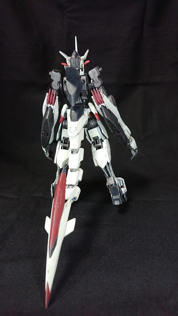 特徴的なのは機体後部に大型のテールユニットが装備されており、このユニットで機体バランスを取ることで一般のガンダムフレーム機よりも更に俊敏かつ高次元な機動性を手にしている。また振りまわして質量兵器としても使う事ができる。