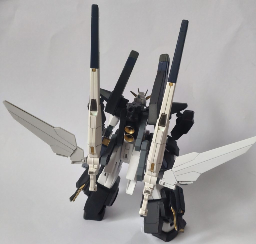 背面より。手足をAGE3フォートレスにした事により、サテライトシステムが干渉する為ジェガンブラストマスターのバックパックに交換しました。パネルは3枚羽のDXの方が好みでしたので差し換えています。