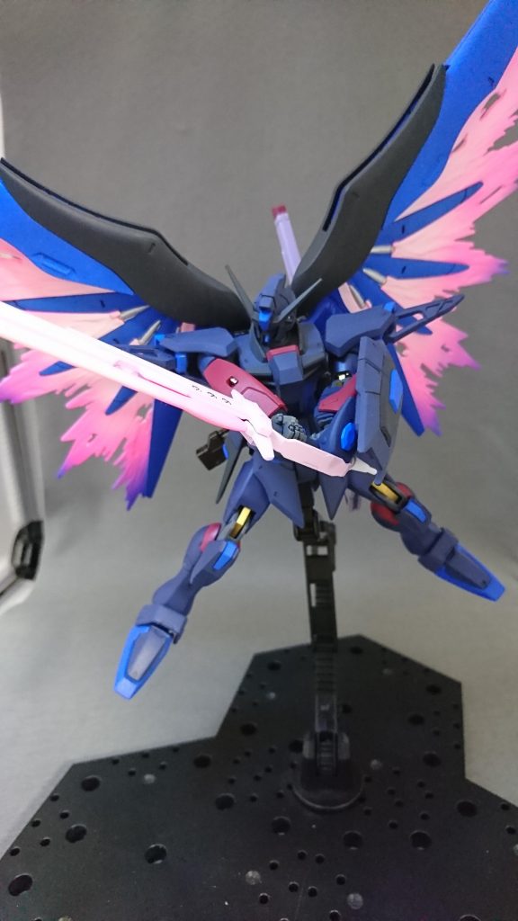 アロンダイト抜刀。デスティニーといえばこれですね。......ん、ちょっと待って?腰のビームライフルがずり下がって斜めになってるやん!どうしてくれんのコレ?(当時の自分に対して)何で当時の俺は気づかなかったんですかねぇ......。はーつっかえ(自虐てか最初の写真も斜めってるなぁ。できれば撮り直したいけど今からポージング変えると塗装剥がしそうで怖いしなぁ......。あーもうめちゃくちゃだよ(諦念)