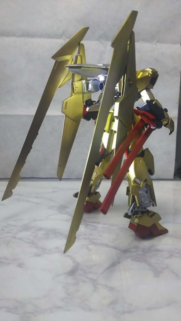 うしろすーがた。翼の重みで仰け反るかと思っていたら以外と軽かったらしく自立できました。