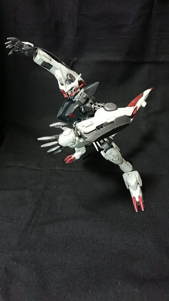 この高い機動性でMAに素早く取り付き、大型のマニュピレーターで各部を破壊していくというコンセプトで設計されている。大型腕部の外側には敵の攻撃を受け流す為に高高度レアアロイ製のガードを装備している。