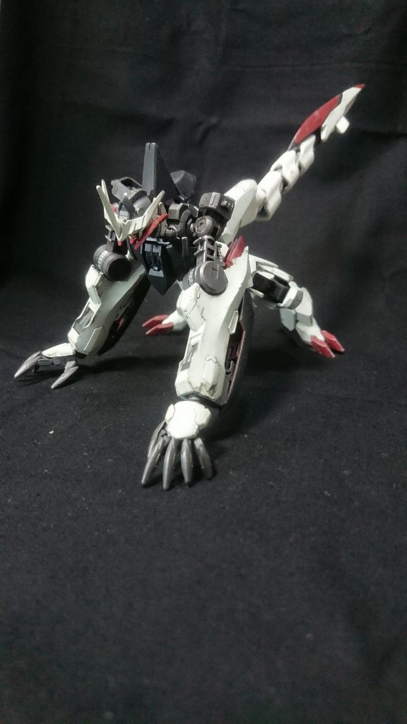 この機体には一つの曰くがある。搭乗者は初めて乗った時からその凄まじい戦闘能力を発揮する事が出来るが、搭乗を繰り返していくうちに人間性を喪失していき、最後には獣になるという。まるで悪魔にでも取り憑かれたように…