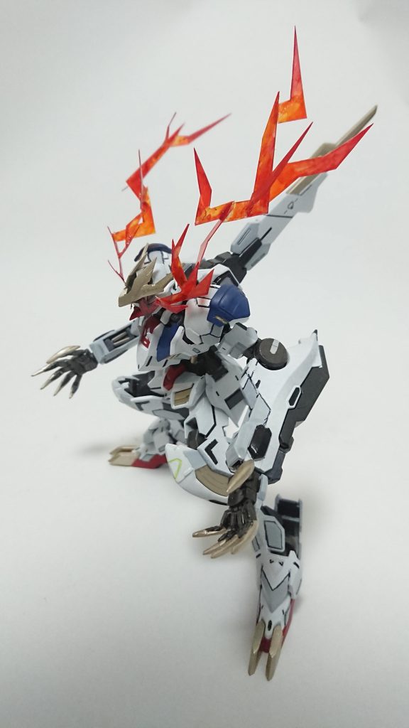 ルプスレクス調べてたら眼光エフェクトなるものがあると知ったので透明プラ板切って貼り合わせて自作しました。アニメ知らないので完全に雰囲気で作りました(笑)