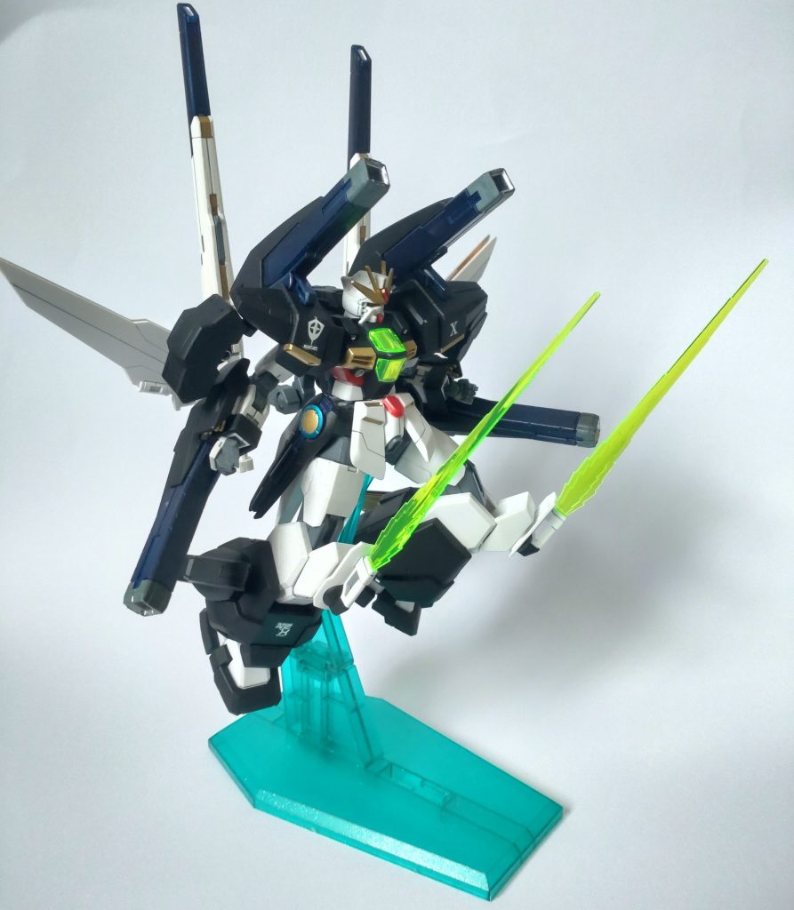 フォートレスの手でサーベルは持たせ難いので、膝に緊急防御用として付けました。