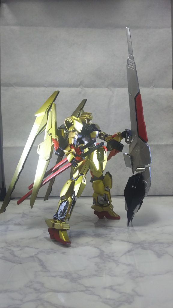 機体名:グリッター・オブ・ムーンライト武装:頭部60mmバルカンパーティクルブレード×2ビームショットライフルバッセル・ビームブーメラン・ドラグーン×2バスターランスシステム「ロンゴミニアド」デルタガンダムをベースに、各部をブラッシュアップしたガンプラ。本来は様々な重火器を搭載する予定だったが、幼馴染みのチームメイトに「そんなに武器があってもバトルの最中に使うモノなんて限られるんだから……」とボソッと諭され、基本的な装備と少数の+αでまとめることになった。