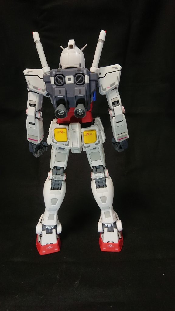 ぐるりと横、後ろ今回ガンダムマーカーのメッキシルバーが手に入ったのでそれといつものファレホで部分塗装しました。主な塗装箇所はグレーパーツに色違いのグレーの追加、ダクト塗り分け、武器塗り分け、内部フレーム等にメッキシルバーで差し色などなど結構足してます。