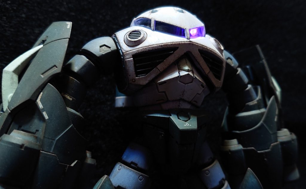 胸のスリット内側をシルバーに塗っていますが、写真にするとわかりませんでした。