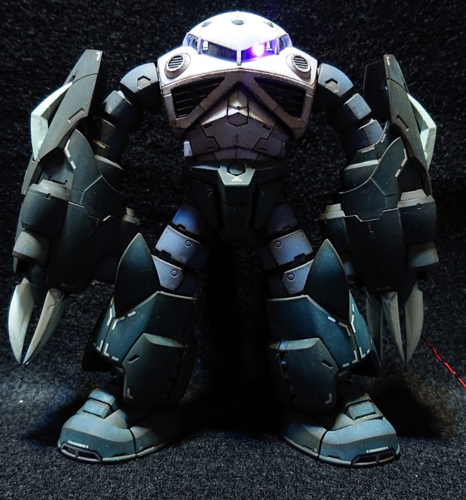 RG量産型ズゴックの部分はキットが良く出来ていて、工作は爪の鋭利化、足首部分の合わせ目消し、腕部メガ粒子砲と電飾のための開口程度で、部分塗装もほとんど行っていません。