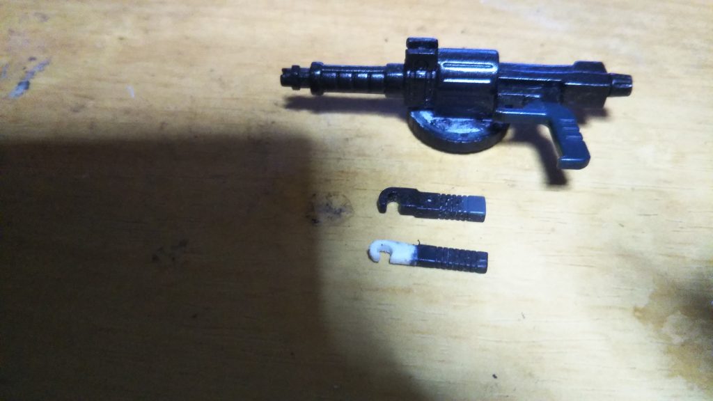105mmザクマシンガン(短バレル)です。 先ほども少し触れましたが、こちらはEXモデルのヒルドルブに付属するモノです。 ですが、塗装してからフォアグリップを取り付けて動かしたところ、塗膜が厚すぎたらしく可動部を破損してしまいました・・・。 そのため、通常タイプの105mmザクマシンガンのフォアグリップを参考にプラ板で可動部を作り直し、中に細い針金を仕込んで補強して修正しました。 元のデザインより若干長くなってしまいましたが、なんとかほぼ元通りにできましたよ・・・。