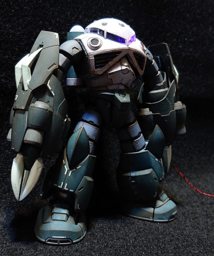 アメイジングズゴックの腕パーツは合わせ目消しをしてから缶スプレーや筆塗りで本体に色を合わせました。ワイドカッターも爪と同じ色にして尖らせています。